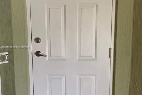 Condominio en alquiler en Miami, Florida, 3 dormitorios, 125.33 m2 № 2030729 - foto 3