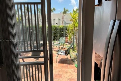 Condo in Miami, Florida, 2 bedrooms  № 1809371 - photo 9