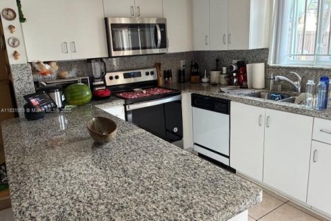 Condo in Miami, Florida, 2 bedrooms  № 1809371 - photo 4