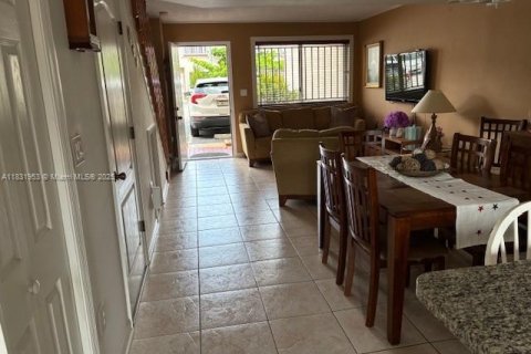 Condo in Miami, Florida, 2 bedrooms  № 1809371 - photo 2