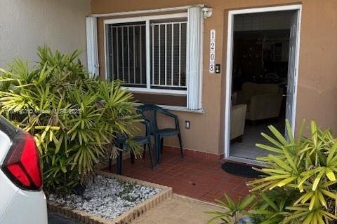 Condo in Miami, Florida, 2 bedrooms  № 1809371 - photo 1