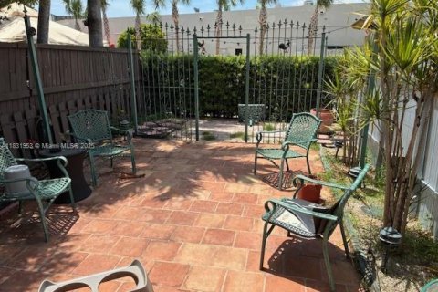 Condo in Miami, Florida, 2 bedrooms  № 1809371 - photo 12