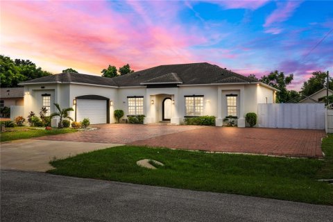 House in Orlando, Florida 3 bedrooms, 200.67 sq.m. № 1900349 - photo 1