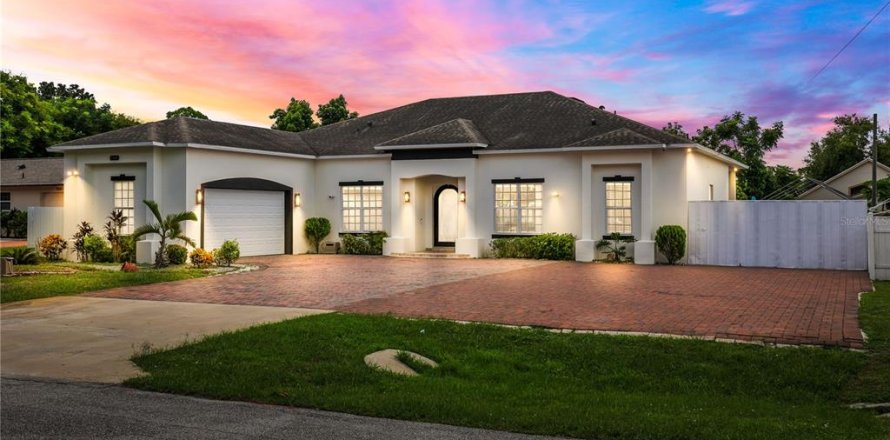 House in Orlando, Florida 3 bedrooms, 200.67 sq.m. № 1900349