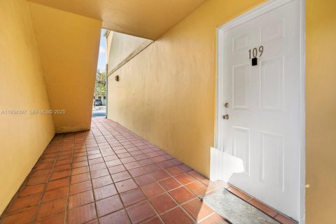 Copropriété à louer à Miami, Floride: 2 chambres, 89.19 m2 № 1992832 - photo 2