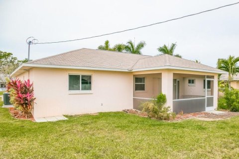 House in Cape Coral, Florida 3 bedrooms, 112.6 sq.m. № 1893983 - photo 13