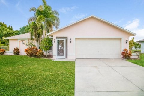 House in Cape Coral, Florida 3 bedrooms, 112.6 sq.m. № 1893983 - photo 1