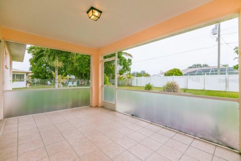House in Cape Coral, Florida 3 bedrooms, 112.6 sq.m. № 1893983 - photo 12