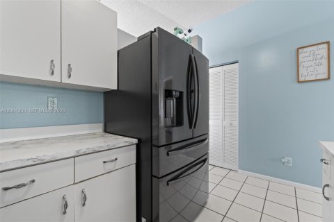 House in Miami, Florida 3 bedrooms, 130.62 sq.m. № 2065488 - photo 10