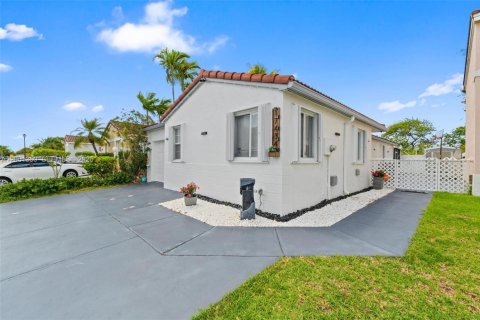 House in Miami, Florida 3 bedrooms, 130.62 sq.m. № 2065488 - photo 4