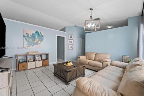 House in Miami, Florida 3 bedrooms, 130.62 sq.m. № 2065488 - photo 8