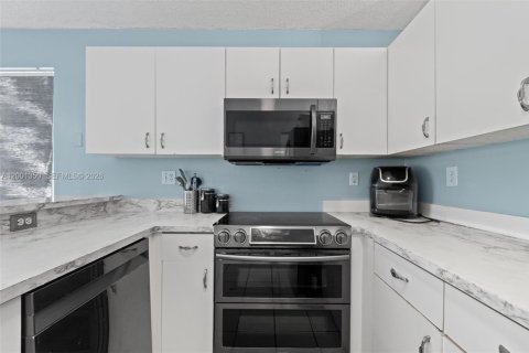 House in Miami, Florida 3 bedrooms, 130.62 sq.m. № 2065488 - photo 9