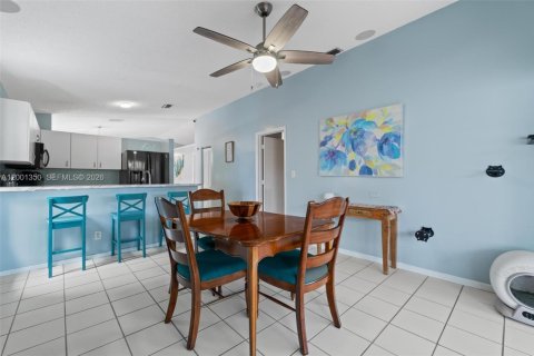 House in Miami, Florida 3 bedrooms, 130.62 sq.m. № 2065488 - photo 15