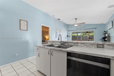 House in Miami, Florida 3 bedrooms, 130.62 sq.m. № 2065488 - photo 11