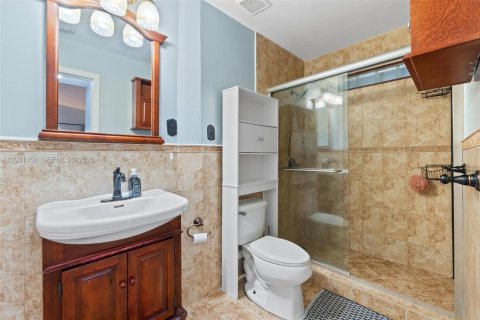 House in Miami, Florida 3 bedrooms, 130.62 sq.m. № 2065488 - photo 18