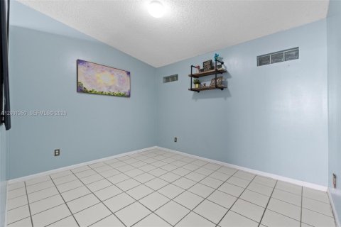 House in Miami, Florida 3 bedrooms, 130.62 sq.m. № 2065488 - photo 20