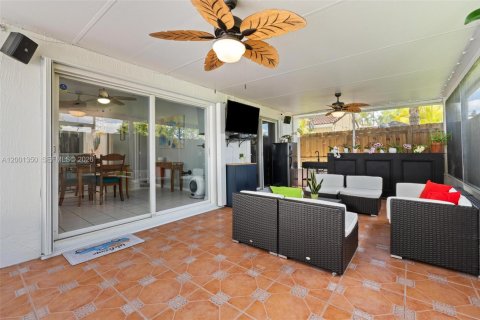 House in Miami, Florida 3 bedrooms, 130.62 sq.m. № 2065488 - photo 25