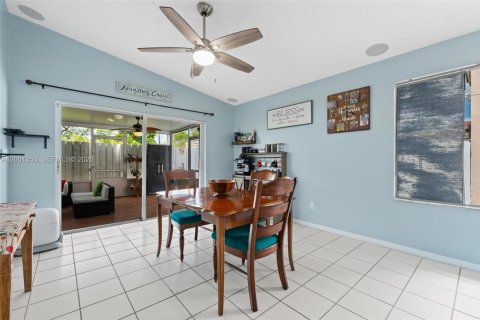 House in Miami, Florida 3 bedrooms, 130.62 sq.m. № 2065488 - photo 14
