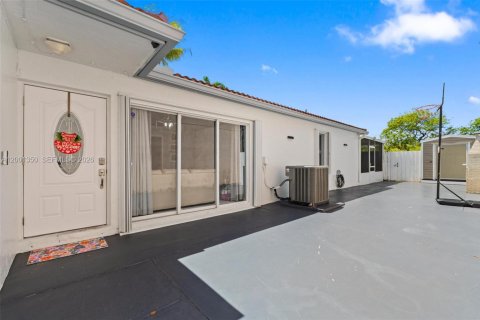 House in Miami, Florida 3 bedrooms, 130.62 sq.m. № 2065488 - photo 7