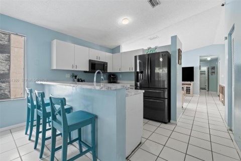 House in Miami, Florida 3 bedrooms, 130.62 sq.m. № 2065488 - photo 12