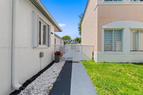 House in Miami, Florida 3 bedrooms, 130.62 sq.m. № 2065488 - photo 5