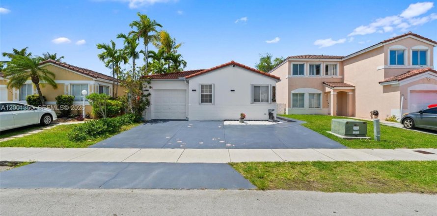 House in Miami, Florida 3 bedrooms, 130.62 sq.m. № 2065488