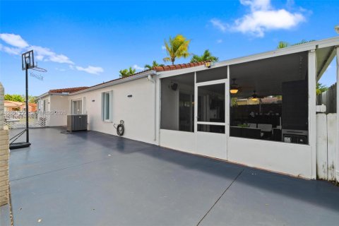 House in Miami, Florida 3 bedrooms, 130.62 sq.m. № 2065488 - photo 29