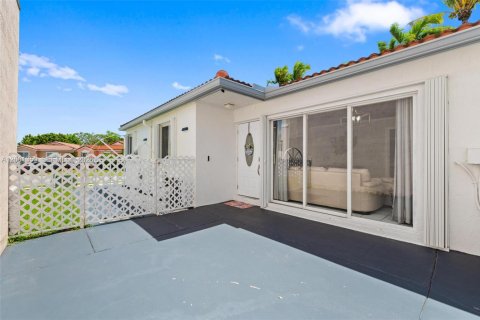 House in Miami, Florida 3 bedrooms, 130.62 sq.m. № 2065488 - photo 6