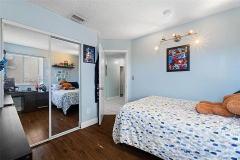 House in Miami, Florida 3 bedrooms, 130.62 sq.m. № 2065488 - photo 22