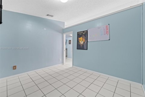 House in Miami, Florida 3 bedrooms, 130.62 sq.m. № 2065488 - photo 19