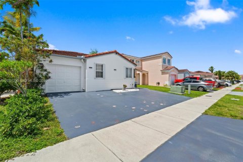 House in Miami, Florida 3 bedrooms, 130.62 sq.m. № 2065488 - photo 2