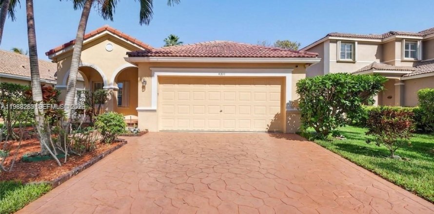 House in Weston, Florida 3 bedrooms, 155.33 sq.m. № 2060340