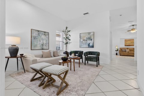 House in Weston, Florida 3 bedrooms, 155.33 sq.m. № 2060340 - photo 2