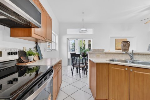 House in Weston, Florida 3 bedrooms, 155.33 sq.m. № 2060340 - photo 10