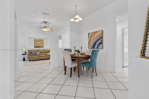 House in Weston, Florida 3 bedrooms, 155.33 sq.m. № 2060340 - photo 6