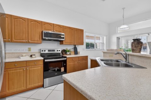 House in Weston, Florida 3 bedrooms, 155.33 sq.m. № 2060340 - photo 9