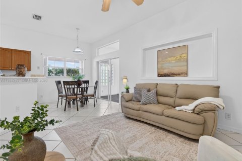 House in Weston, Florida 3 bedrooms, 155.33 sq.m. № 2060340 - photo 14