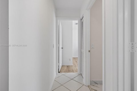 House in Weston, Florida 3 bedrooms, 155.33 sq.m. № 2060340 - photo 23