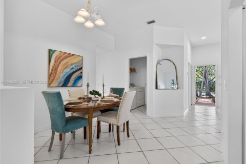 House in Weston, Florida 3 bedrooms, 155.33 sq.m. № 2060340 - photo 8