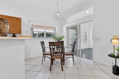 House in Weston, Florida 3 bedrooms, 155.33 sq.m. № 2060340 - photo 12