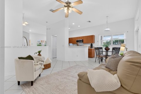 House in Weston, Florida 3 bedrooms, 155.33 sq.m. № 2060340 - photo 15