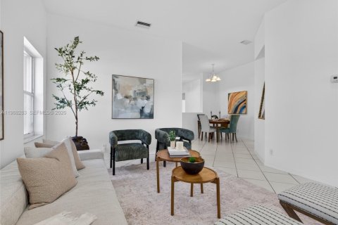 House in Weston, Florida 3 bedrooms, 155.33 sq.m. № 2060340 - photo 4