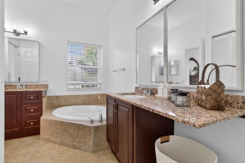 House in Weston, Florida 3 bedrooms, 155.33 sq.m. № 2060340 - photo 22