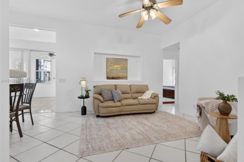 House in Weston, Florida 3 bedrooms, 155.33 sq.m. № 2060340 - photo 13