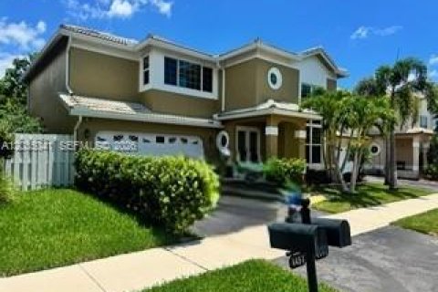 House in Coconut Creek, Florida 4 bedrooms, 203.27 sq.m. № 2242642 - photo 2