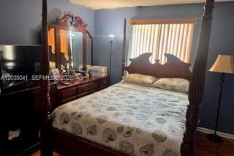House in Coconut Creek, Florida 4 bedrooms, 203.27 sq.m. № 2242642 - photo 19