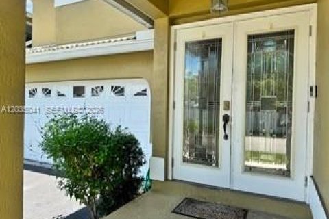 House in Coconut Creek, Florida 4 bedrooms, 203.27 sq.m. № 2242642 - photo 3