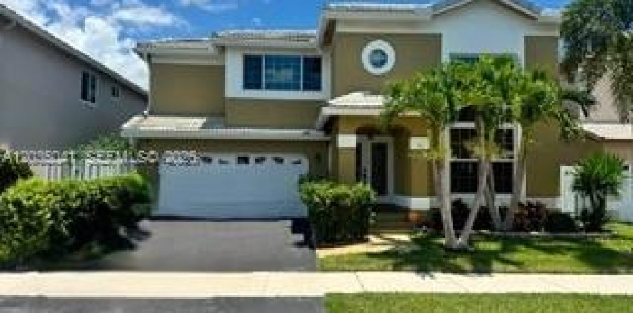 House in Coconut Creek, Florida 4 bedrooms, 203.27 sq.m. № 2242642