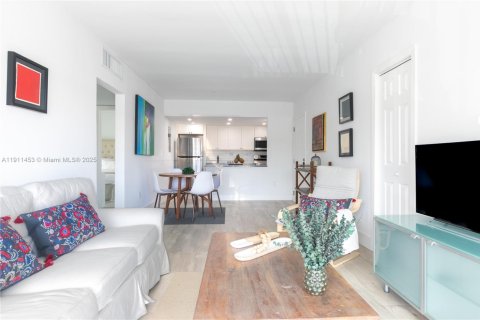 Condo in Key Biscayne, Florida, 2 bedrooms  № 1968676 - photo 3