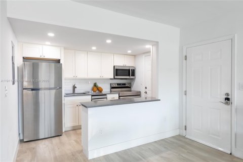 Condo in Key Biscayne, Florida, 2 bedrooms  № 1968676 - photo 6